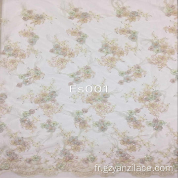 Tissu beige avec broderies perlées et fleurs